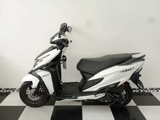 Imagem de uma Honda Elite 125i branca, scooter econômica e moderna, ideal para quem busca um veículo com preço até 18 mil reais, perfeito para o trânsito urbano.
