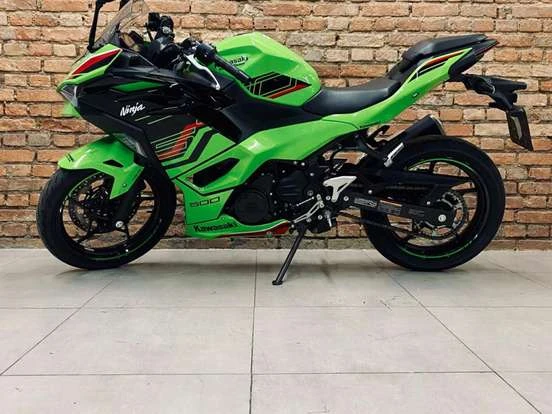 Imagem de uma Kawasaki Ninja 500 com design esportivo em verde e preto, ideal para quem busca motocicletas de alta performance com preço até 40 mil.