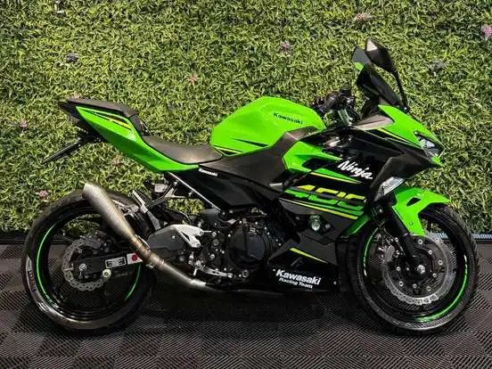 Kawasaki Ninja 400 em verde e preto, ideal para quem busca uma moto esportiva de alta performance com preço até 40 mil reais.