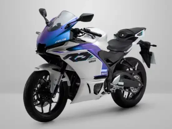 Imagem de uma Yamaha YZF R3 ABS nova, preta e branca, adequada para quem busca uma moto de alta performance até 40 mil reais, ideal para apaixonados por esportivas.