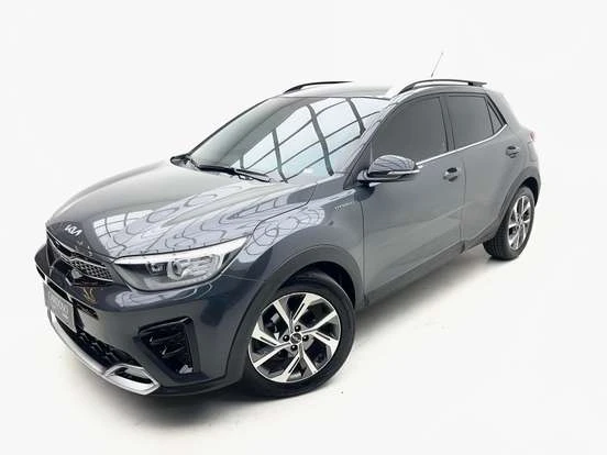 Kia Stonic na cor cinza escuro, veículo compacto e moderno, ideal para quem busca um carro confiável com preço até 150 mil reais. Perfeito para o uso urbano.