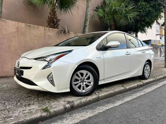 Toyota Prius branco em excelente estado, com preço até 150 mil reais, ideal para quem busca carro econômico e confiável.