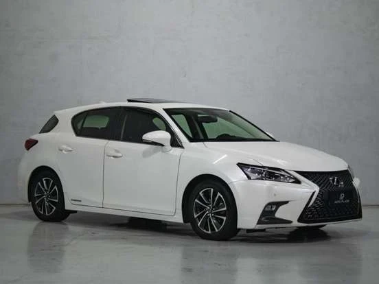 Toyota Corolla Cross branco em alta qualidade, destaque para o design moderno e detalhes do interior, perfeito para quem busca SUV com custo-benefício até 150 mil.