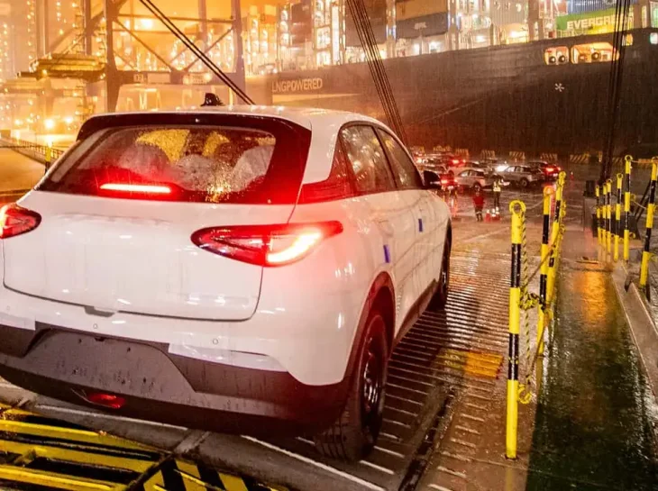 Geely desembarca mais de 3 mil veículos no Brasil