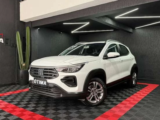 Imagem de um Chevrolet Tracker branco em destaque na loja, ideal para quem busca um SUV confiável até 100 mil reais. Ótima opção com preço acessível e excelente desempenho.