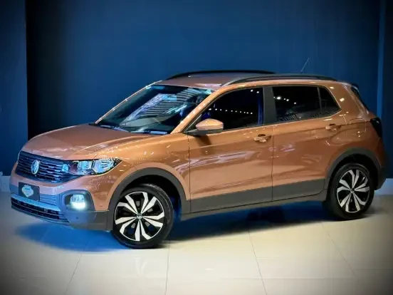 Carro Volkswagen T-Cross na cor marrom exposto, excelente opção para quem busca SUV confortável e moderno até 100 mil reais.