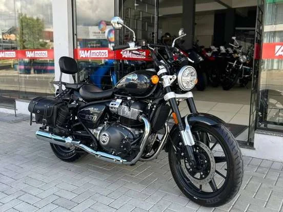 Imagem da motocicleta Royal Enfield Meteor 650 Astral exibida na loja, com acabamento preto e detalhes cromados, ideal para quem busca estilo e performance em uma cruiser. A Royal Enfield Meteor 650 Astral combina design clássico com tecnologia moderna, perfeita para aventuras e deslocamentos urbanos.