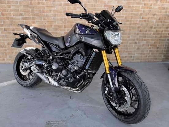 Imagem de uma motocicleta Yamaha MT-09 preta e azul, com suspensão dourada e design esportivo, ideal para quem busca uma moto forte até 40 mil reais.
