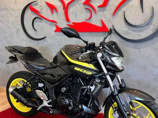 Motocicleta Yamaha MT-03 com preço até 40 mil reais, destaque para o design esportivo preto com detalhes em amarelo, ideal para quem busca desempenho e estilo.
