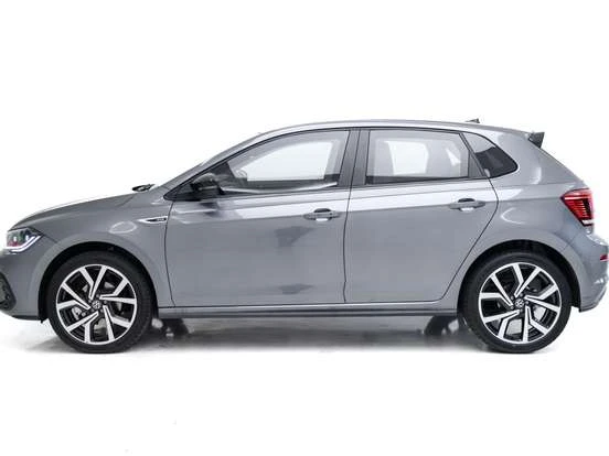 Volkswagen Polo 2023 na cor cinza, compacto e econômico, ideal para quem busca carros até 200 mil reais com bom desempenho e design moderno.