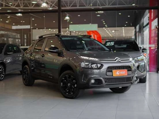 Imagem de um Citroën C4 Cactus preto em showroom, destaque para o design moderno, rodas pretas, ótima opção de carro por até 200 mil reais.