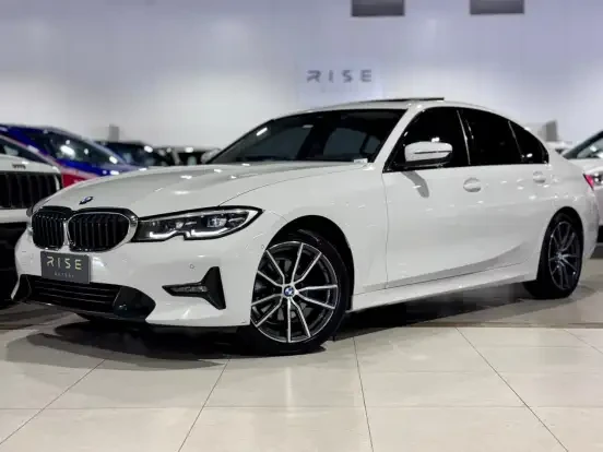 BMW 320i branco em um showroom com preço acessível até 200 mil reais, com design moderno e elegante, ideal para quem busca desempenho e conforto.