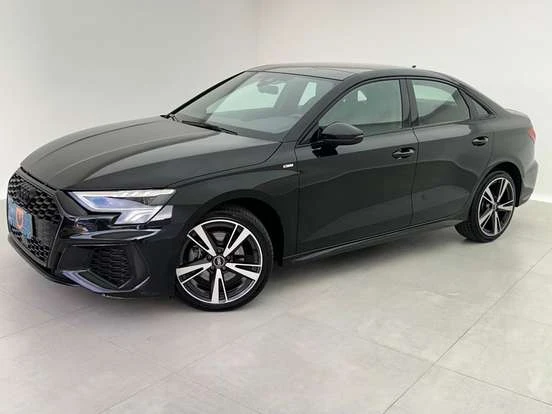 Imagem de um Audi A3 preto 2023, clássico e moderno, com design esportivo, ideal para quem busca carro compacto de luxo até 200 mil reais.
