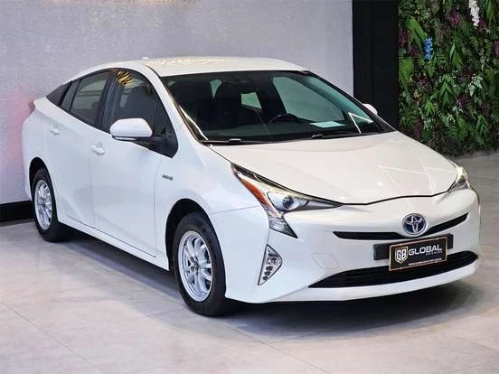 Toyota Prius branco atualizado com estilo moderna na concessionária, com preço até 100 mil reais, excelente para quem busca eficiência e economia.