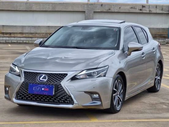 Lexus CT200h em cor prata, com design moderno e elegante, ideal para quem busca um carro híbrido com até 100 mil reais, perfeito para uso urbano.