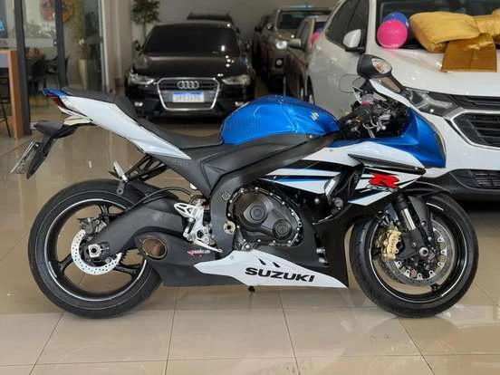 Suzuki GSX-R1000 azul e preto em showroom, motocicleta esportiva de alta performance com visual aerodinâmico, ideal para quem busca velocidade até 100 mil reais.