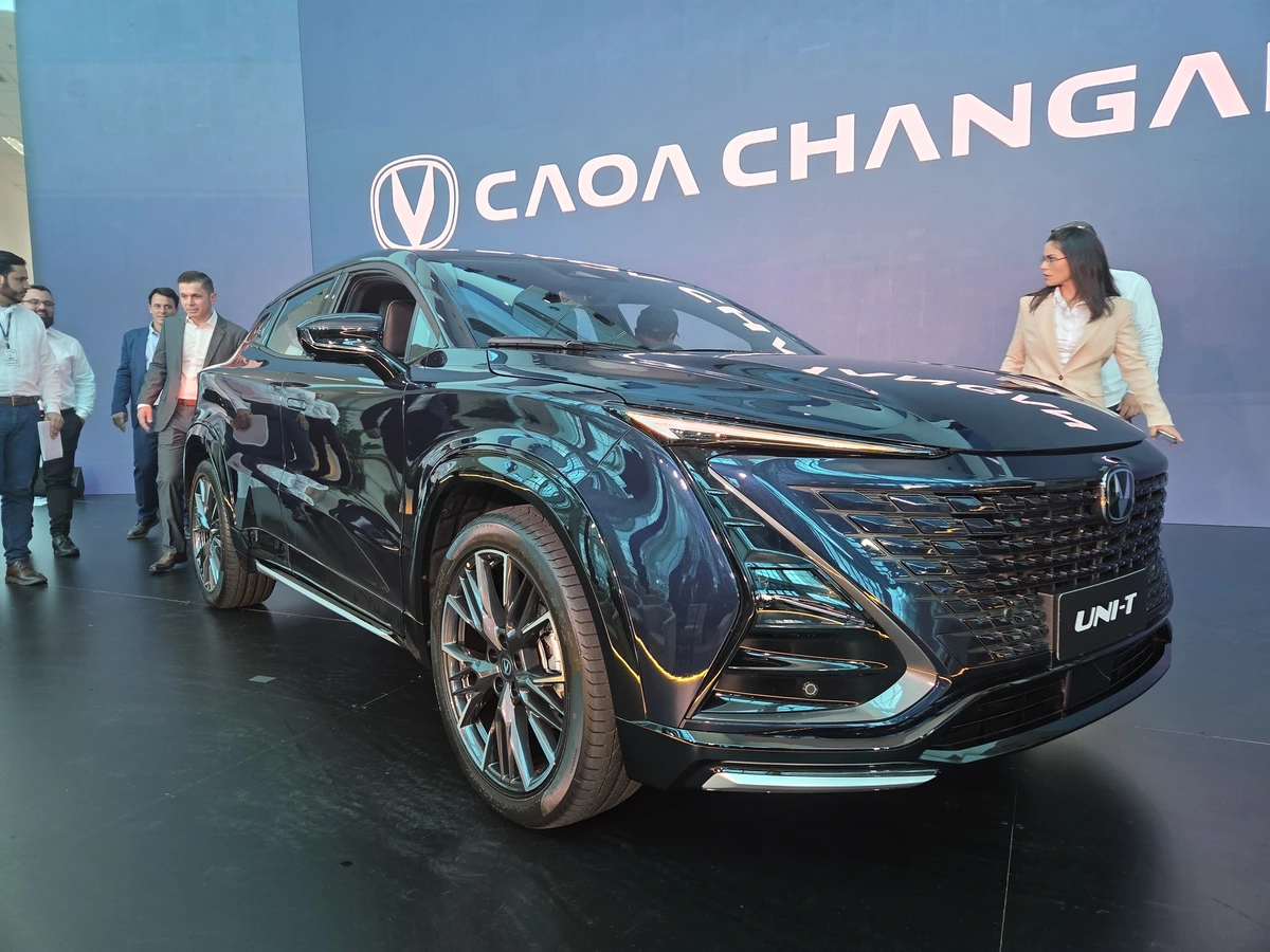 Caoa Changan Uni-T tem visual mais ousado, enquanto o Caoa Chery Tiggo 7 Pro adota um perfil mais tradicional