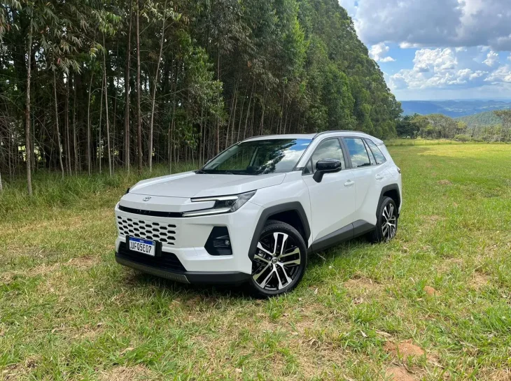 Novo RAV4 chega por R$ 317 mil com mais potência
