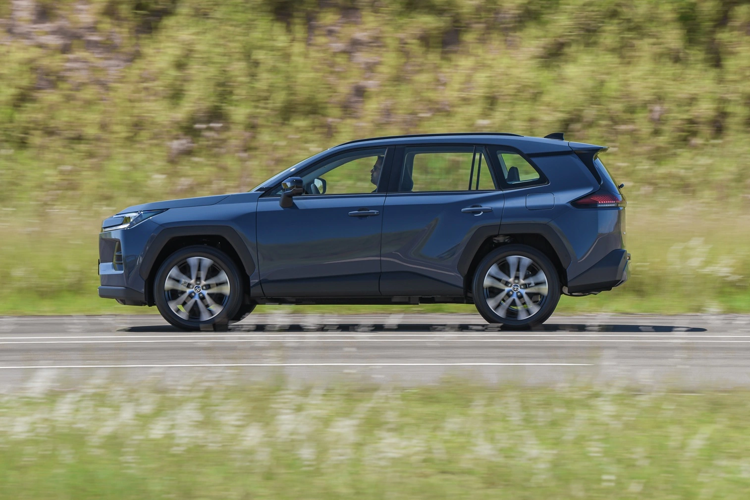 Novo RAV4, SUV médio da Toyota mais vendido do mundo, chega ao Brasil em maio de 2026