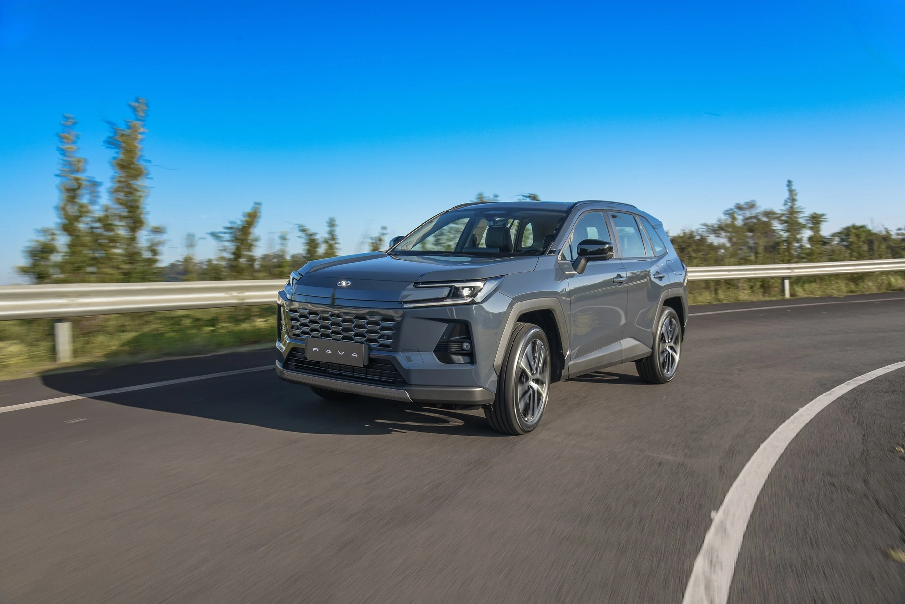 Novo RAV4, SUV médio da Toyota mais vendido do mundo, chega ao Brasil em maio de 2026