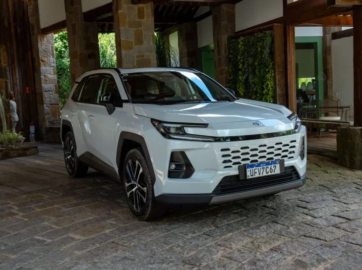 Novo Toyota RAV4 Hybrid surpreende, mas cobra caro