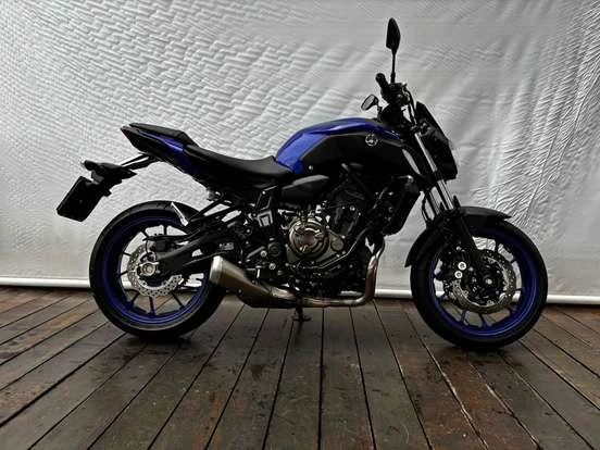 Imagem de uma Yamaha MT-07 ABS azul e preta, conceito esportivo e elegante, ideal para quem busca desempenho e segurança até 50 mil reais.
