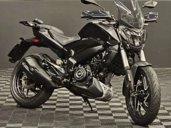 Imagem de uma motocicleta Bajaj Dominar 400 preta, ideal para quem busca uma bike de alta performance até 50 mil reais.