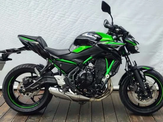 Kawasaki Z650 ABS verde e preto, motocicleta esportiva com design moderno, pronta para vendas até 50 mil reais.