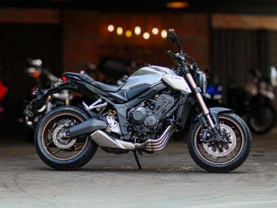 Honda CB 650 R ABS preta, motocicleta esportiva com design moderno, desempenho confiável até 50 mil reais, ideal para quem busca potência e estilo na sua moto.