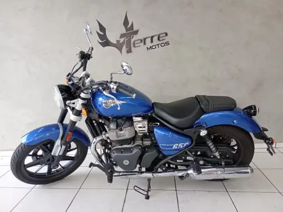 Imagem de uma motocicleta Royal Enfield Meteor 650 Astral azul, em excelente estado, disponível para venda por até cinquenta mil reais na Terra Motos.