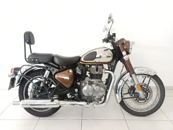 Imagem de uma motocicleta Royal Enfield Classic 350 preta e marrom em excelente estado, ideal para quem busca um modelo clássico e econômico até 50 mil reais.