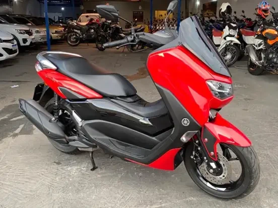 Imagem da Yamaha NMAX Connected 160 ABS vermelha com banco confortável e design moderno, perfeita para quem busca tecnologia e segurança, com preço até 20 mil.