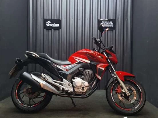 Honda CB Twister vermelha à venda por até 20 mil reais, excelente opção de moto usada, revisada e com garantia, ideal para quem busca economia e performance em 2023.