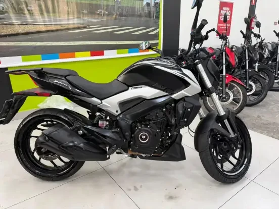 Bajaj Dominar 250 preta e cinza exposta em loja de motocicletas, ideal para quem busca potência e desempenho até 20 mil reais.