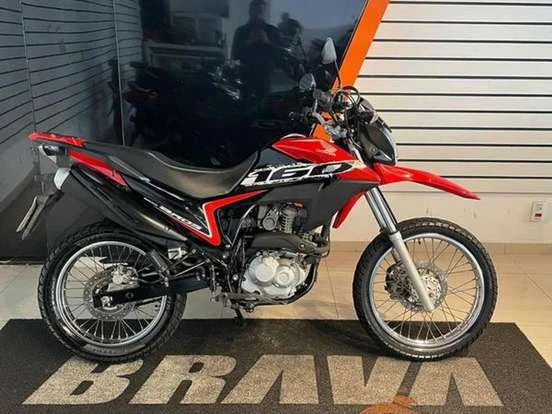 Imagem de uma Honda NXR 160 Bros ESDD preta e vermelha, ideal para quem busca moto com preço até 20 mil reais, destacando seu design robusto e multifuncionalidade.