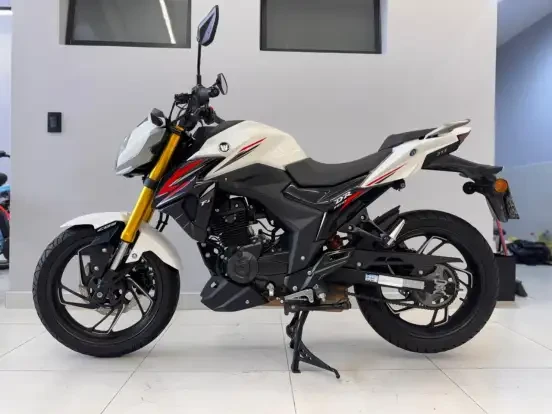 Imagem de uma motocicleta HAOJUE DR 160 FI branca com detalhes vermelhos, destacando seu design esportivo e motor potente, ideal para quem busca desempenho até 20 mil reais.