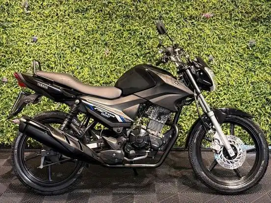 Imagem da Yamaha Factor YBR 150 ED preta, motocicleta acessível até 15 mil reais, ideal para quem busca economia e desempenho na cidade