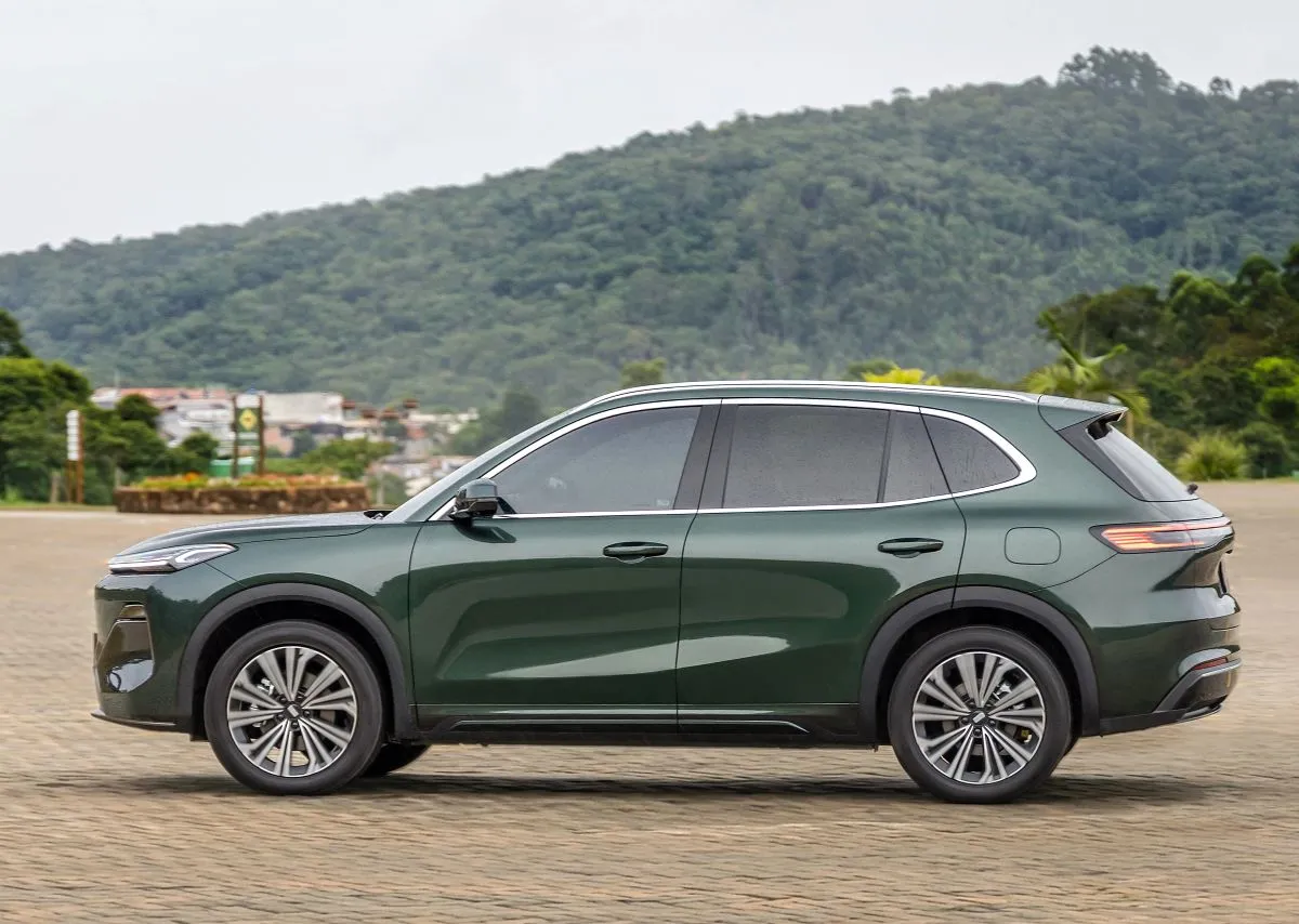Geely EX5 EM-i tem vantagem no entre-eixos, mas Song Pro tem porta-malas maior