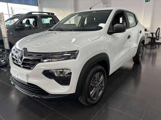 Imagem de um Renault Kwid branco em uma concessionária, exibido com design moderno e detalhes aprimorados, ideal para quem busca economia e estilo compacto.