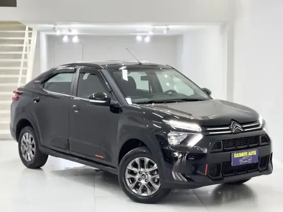 Imagem de um Citroën Basalt preto, SUV compacto com design moderno, detalhes em cromado e rodas de liga leve, exibido em ambiente de showroom.