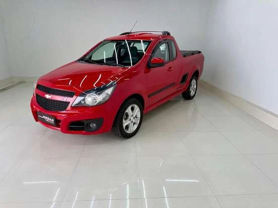 Imagem de uma Chevrolet Montana vermelha, pickup compacta ideal para trabalhos leves e transporte de cargas, com design moderno e arrojado.