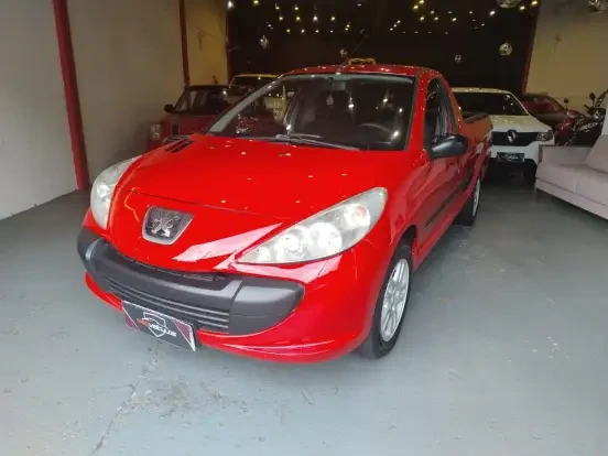 Peugeot Hoggar vermelho em exposição mostra detalhes do carro compacto com design moderno e confortável, ideal para uso urbano e familiar.