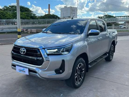 Imagem de Toyota Hilux prata estacionada ao ar livre, destaque para seu design moderno e robusto, ideal para trabalho e lazer.