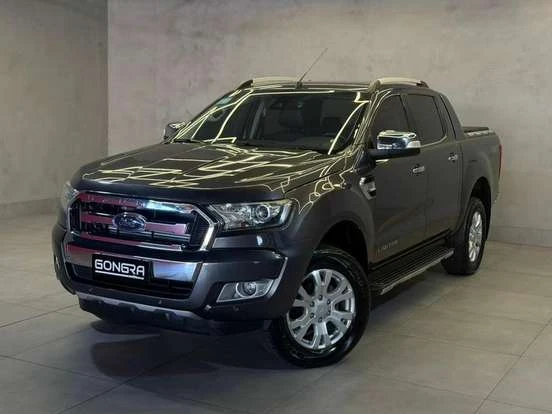 Imagem de uma Ford Ranger preta em ambiente interno, destaque para o design robusto e moderno, ideal para trabalho e lazer, com acabamento de alta qualidade.