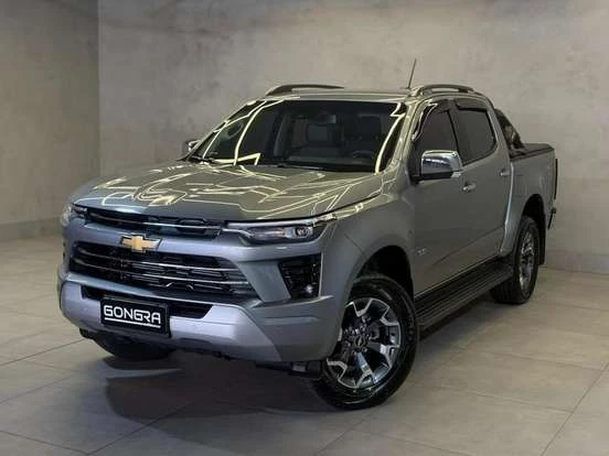 Imagem de uma Chevrolet S10 cinza em ambiente interno, destacando seu design moderno e robusto, ideal para trabalho ou lazer, com acabamento de alta qualidade.