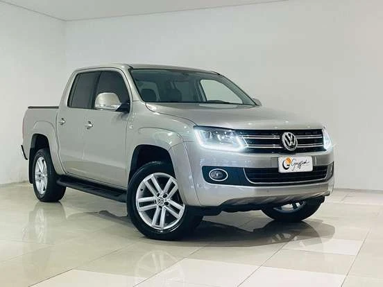 Imagem de uma Volkswagen Amarok prata em showroom, destacando seu design robusto e moderno, perfeita para quem busca uma caminhonete versátil e elegante.