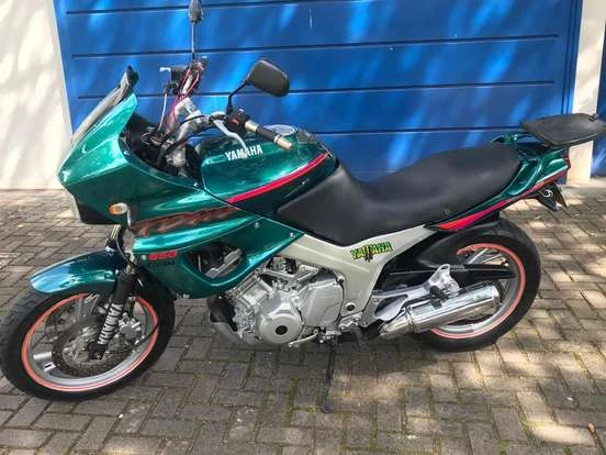 Yamaha TDM 850 usada à venda por até 30 mil reais, com motor em bom estado, manutenção em dia e equipada para viagens de longa distância.