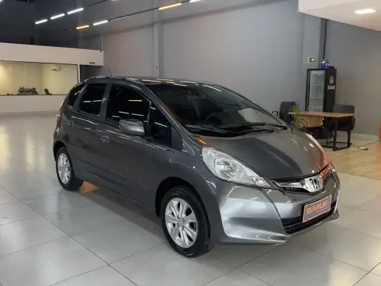 Honda Fit usado até 60 mil reais à venda em concessionária, carro compacto com ótimo acabamento e baixo custo de manutenção.