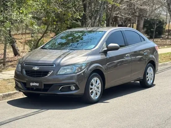 Carro Chevrolet Prisma na cor cinza, ideal para quem busca um veículo econômico até 60 mil reais. Ótima opção de sedã confiável e com bom desempenho.