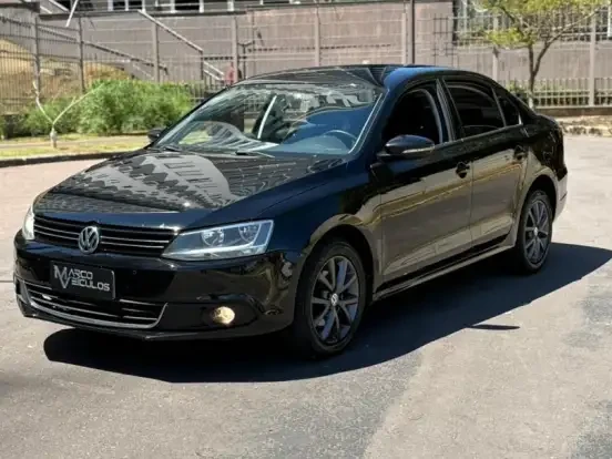 Volkswagen Jetta preto à venda por até 60 mil reais, com excelente estado de conservação, rodas de liga leve, preço acessível, ótimo para quem busca um carro confiável e econômico.